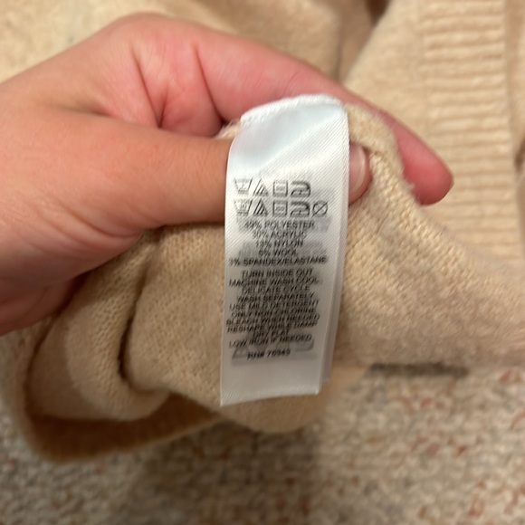 Tahari Creamy Turtleneck🔥 - Picture 6 of 6